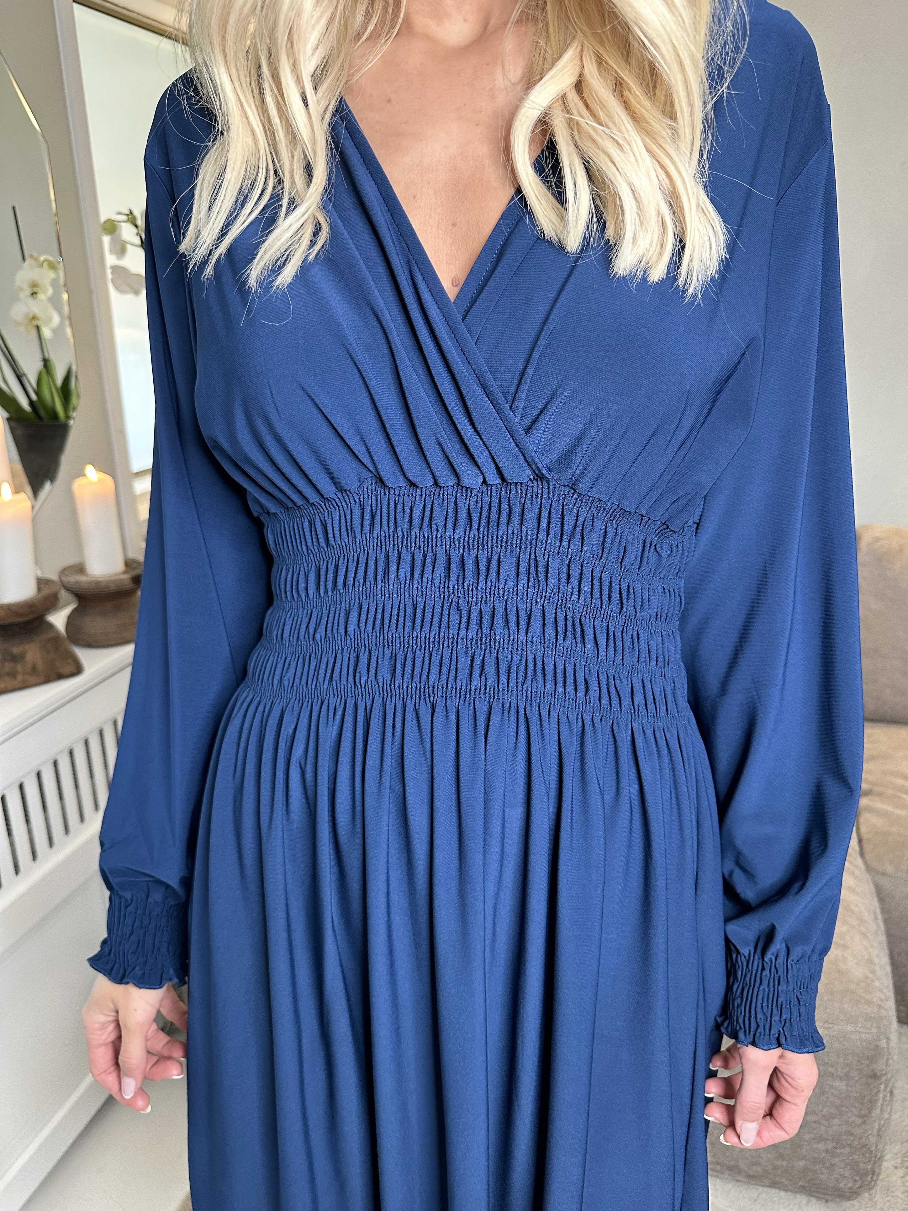 Pams Plain Short L/S - Elastisk kort kjole med smock og lange ærmer